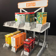 Perfetto per organizzare e presentare in modo ordinato liquidi per sigarette elettroniche e confezioni di pod, il nostro espositore modulare è progettato per garantire un'esposizione chiara ed efficace in un design compatto e funzionale.